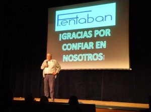 Fernando en presentación de creando redes